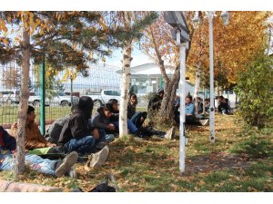 Kaçak göçmenleri Ankara diye Ardahan’a bıraktılar