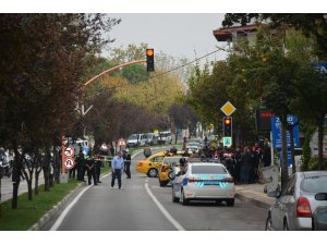 Polis motosikleti taksi ile çarpıştı: 3 yaralı