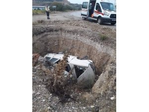 Kontrolden çıkan otomobil yol kenarındaki çukura devrildi: 1 yaralı
