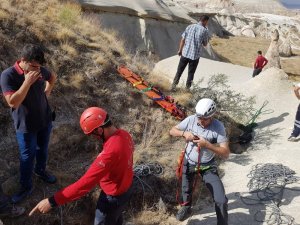 Kayalıklara düşen genci UMKE ekipleri kurtardı