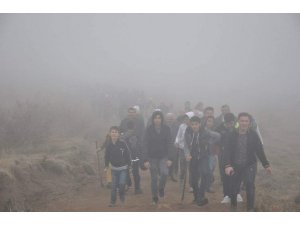744 metre yükseklikteki Dinek Dağı’na yürüdüler