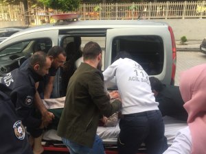 Kazada yaralanan yaşlı kadını hastaneye polis getirdi