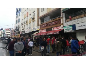 Restoranda çıkan yangında dumandan etkilenen 3 kişi hastanelik oldu