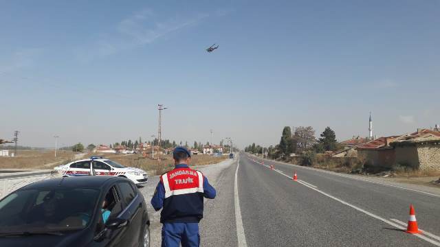 Akşehir’de helikopterle trafik denetimi