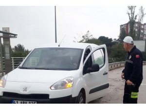 Kurallara uymayan sürücüler polis engeline takıldı