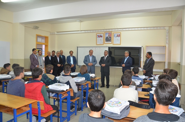 AKİP, öğrencilerin yüzünü güldürmeye devam ediyor