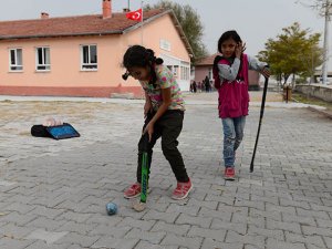 Köy okulundaki öğrencilerin hokey merakı