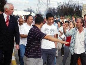 Evlerinden atılan depremzedelerin isyanı