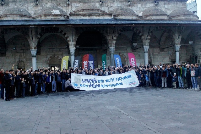 AGD gençliği sabah namazında buluştu