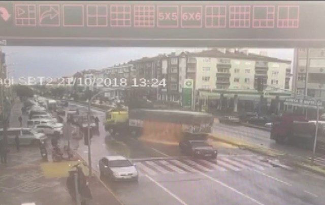Tırdan kaçarken manevra yaptı, karşı şeritte 2 araca çarptı