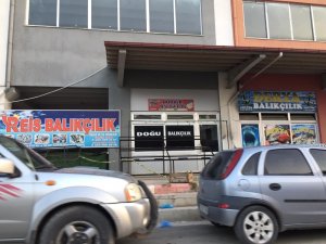 Evlenmek üzere olduğu kadını başka biriyle gören adam cinnet getirdi