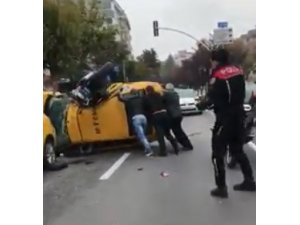 300 kiloluk polis motoru, ok gibi saplandığı taksiyi devirdi