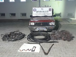 Kablo hırsızları çaldıkları kablolar ile yakalandı