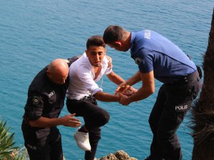 Falezlerden kurtarılan genç, "Sadece oturuyordum" dedi