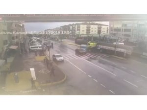 Kontrolden çıkan tır karşı şeride geçerek 2 araca çarptı