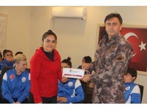 Özel Harekat polisinden kadın futbolculara destek
