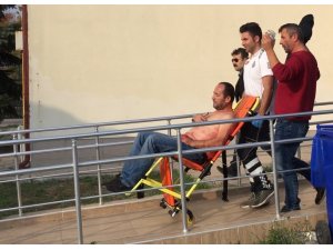 Bıçakla yaraladığı arkadaşını sağlık merkezine götürdü