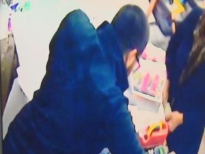 Dükkan sahibinin tezgah üzerinde unuttuğu çek koçanı ve parası çalındı