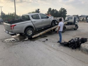 Kamyonete çarpan motosiklet üzerindeki 2 liseli ağır yaralandı
