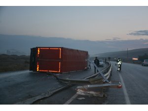 Kontrolden çıkan eşya yüklü kamyon devrildi