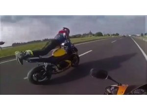 Motosiklette şınav çeken maganda kamerada