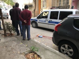 Eski eşini 18 yerinden bıçaklayıp çantasını alarak kaçtı