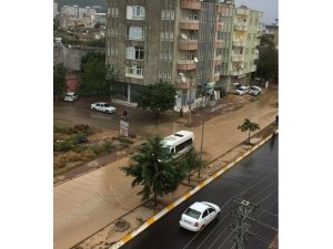 Çevre yolunu yağmur suları bastı