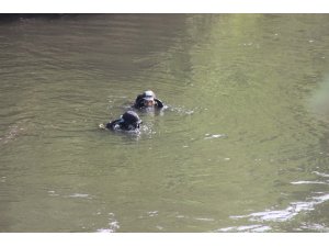 Asi Nehri’ne düşen çocuk iki koldan aranıyor