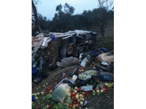 Lastiği patlayan kamyon takla attı: 2 yaralı
