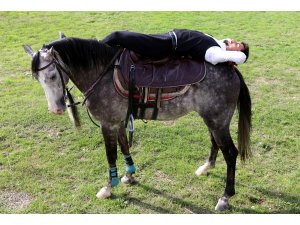 Cüneyt Arkın hayranlığı atlı akrobat yaptı