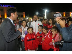 Selendili milli sporcu Ravza Bodur’a görkemli karşılama