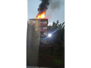 Sultanbeyli’de 4 katlı binanın çatısı alev alev yandı