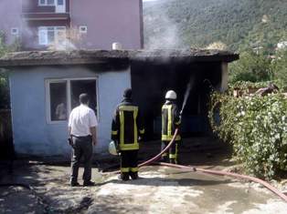 Akşehir'de ahşap bir evde yangın çıktı