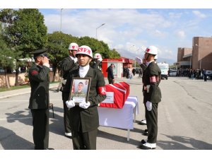 Vatani görevini yaparken hayatını kaybeden asker için tören