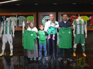 Konyaspor cefakar  taraftar ailesini onure etti