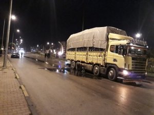 Otomobilin çarptığı kamyonun yakıt deposu patladı