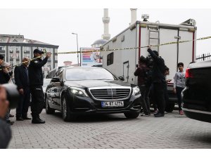 Terkedilen araçta 2 valiz bulundu