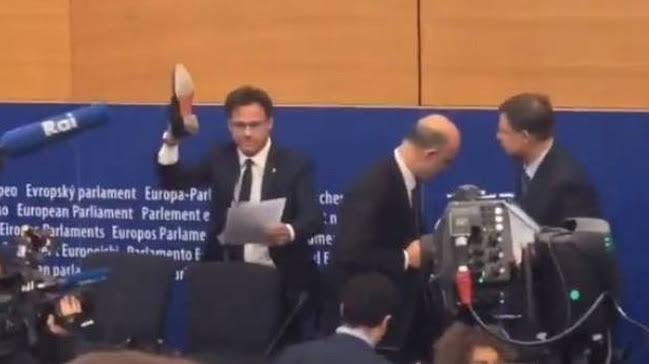 AB komiserinin notlarını ayakkabısıyla ezdi