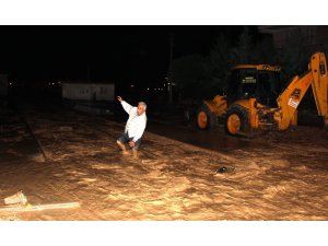 Sel suları Adıyaman’da asfaltları yerinden söktü