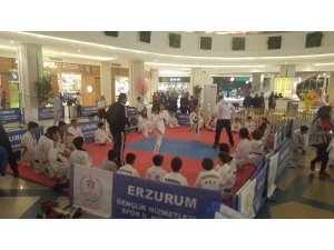 MNG AVM’de spor gösterileri