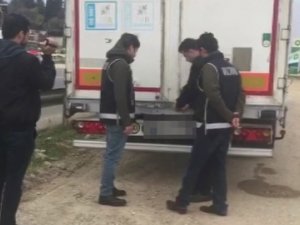 Kapısı mühürlü tır dorsesinden kaçak göçmen çıktı