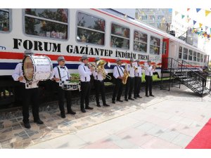 Raydan çıkan tren, alışveriş merkezine girdi