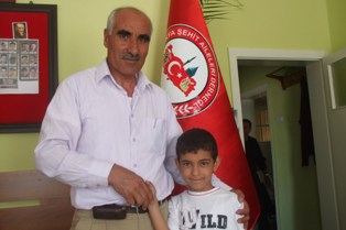 Çiçeklerin gelirini şehit ailelerine bağışladı