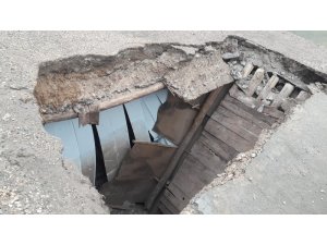 Şiddetli yağmurda evi yıkılan aile ölümden döndü