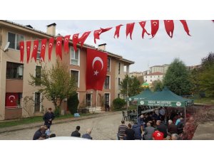 Düzceli Şehidin evi bayraklarla donatıldı