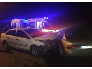 Yağmur nedeniyle kayganlaşan yolda iki otomobil çarpıştı: 4 yaralı