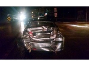 Kırmızı ışıkta bekleyen otomobile minibüs çarptı: 2 yaralı