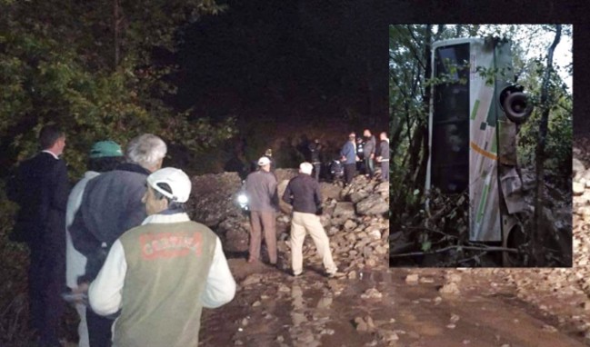 Sulara kapılan minibüs uçuruma yuvarlandı...