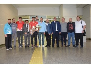 Manisa Büyükşehir’in gururu Şişmanlar coşkuyla karşılandı