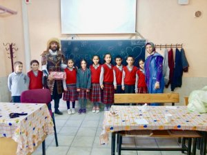 Öğrencilere okçuluk dersi